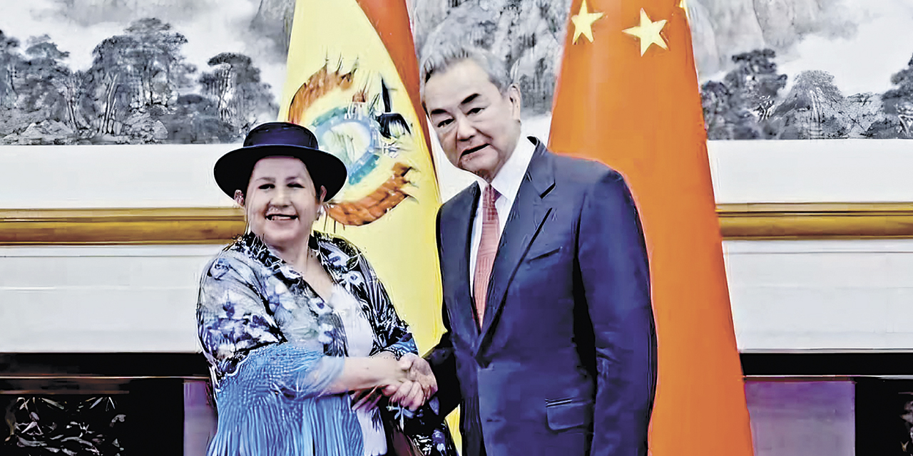 La canciller Celinda Sosa junto a su homólogo de China, Wang Yi.