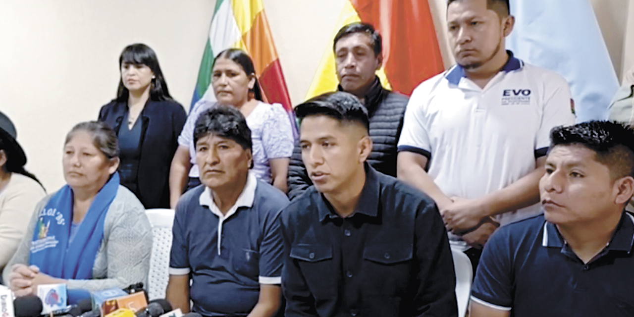 Evo Morales y Andrónico Rodríguez junto a otros dirigentes del trópico de Cochabamba.