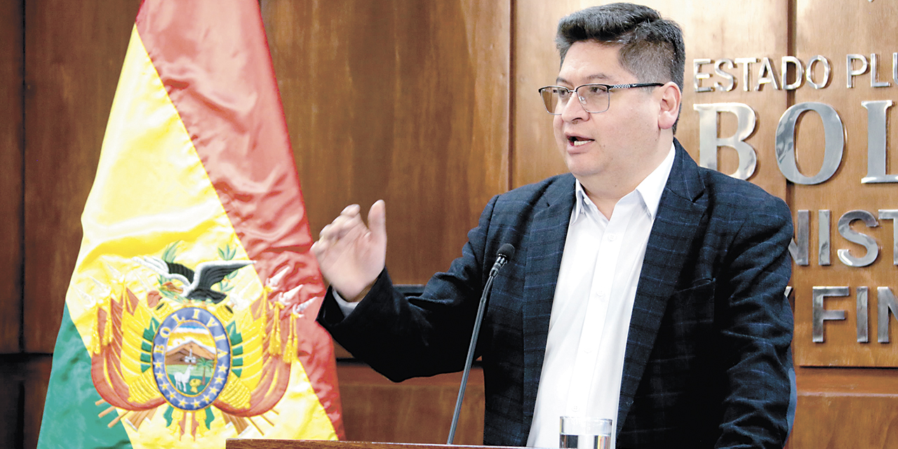 El ministro de Economía, Marcelo Montenegro, en conferencia de prensa.