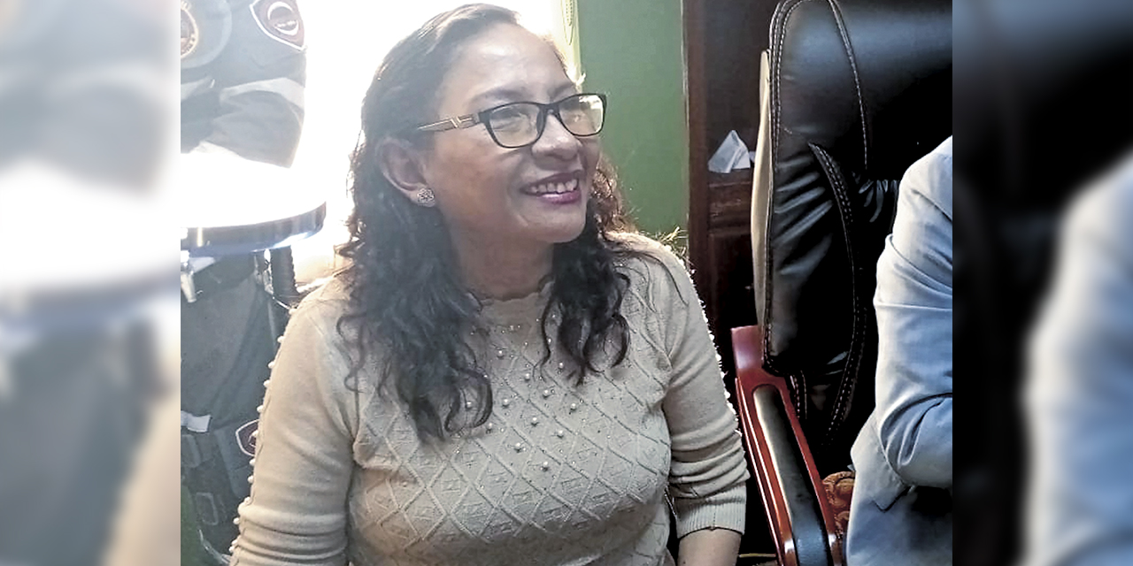 Maziel Terrazas brinda declaraciones luego de la audiencia. 