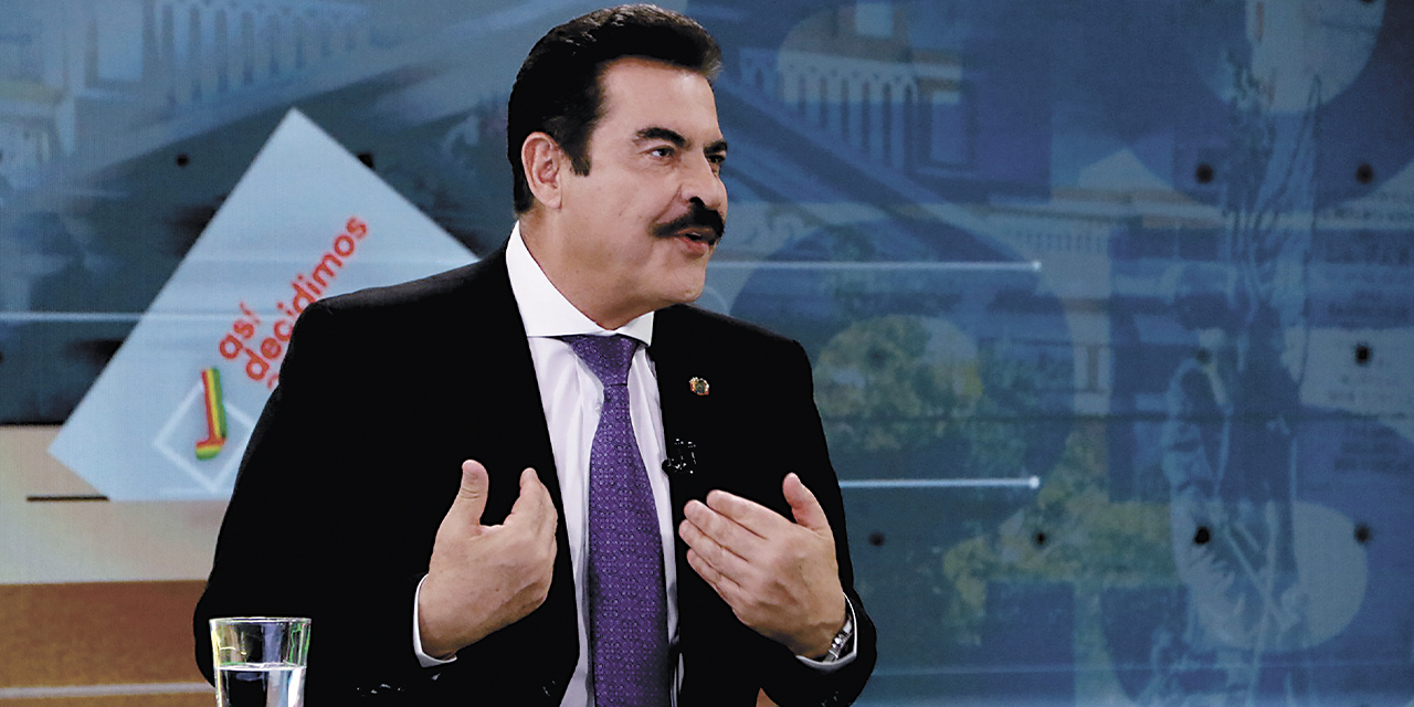 El precandidato Manfred Reyes Villa.