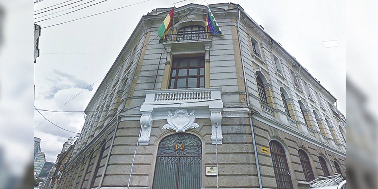 La fachada principal de la Cancillería, en La Paz.