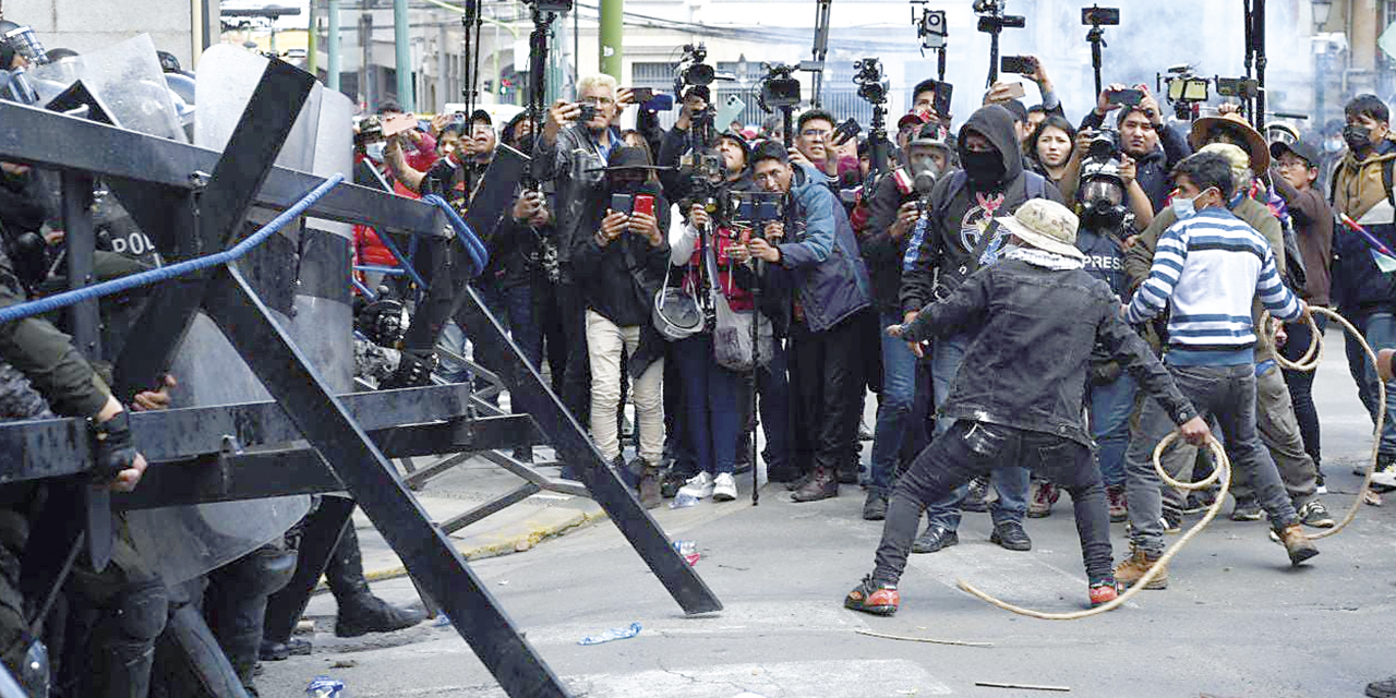 Afines al evismo agreden a policías que resguardan el ingreso a plaza Murillo. 