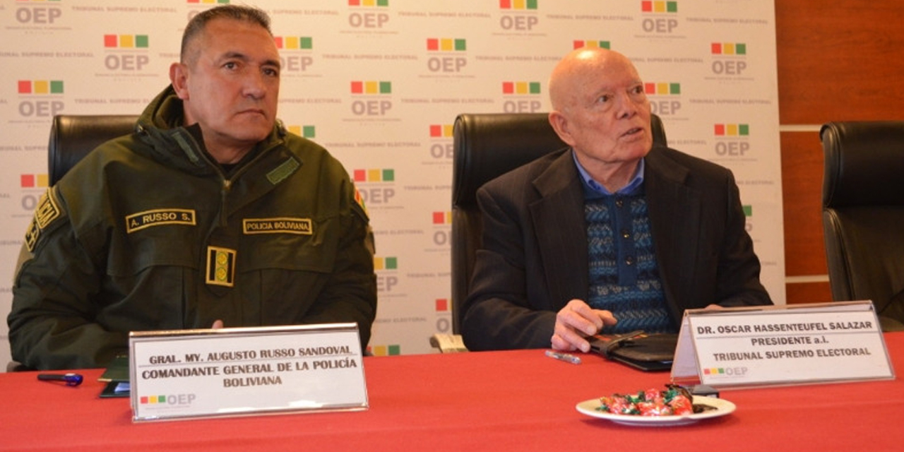 El comandante general de la Policía Boliviana, Augusto Russo, y el presidente interino del TSE, Óscar Hassenteufel.