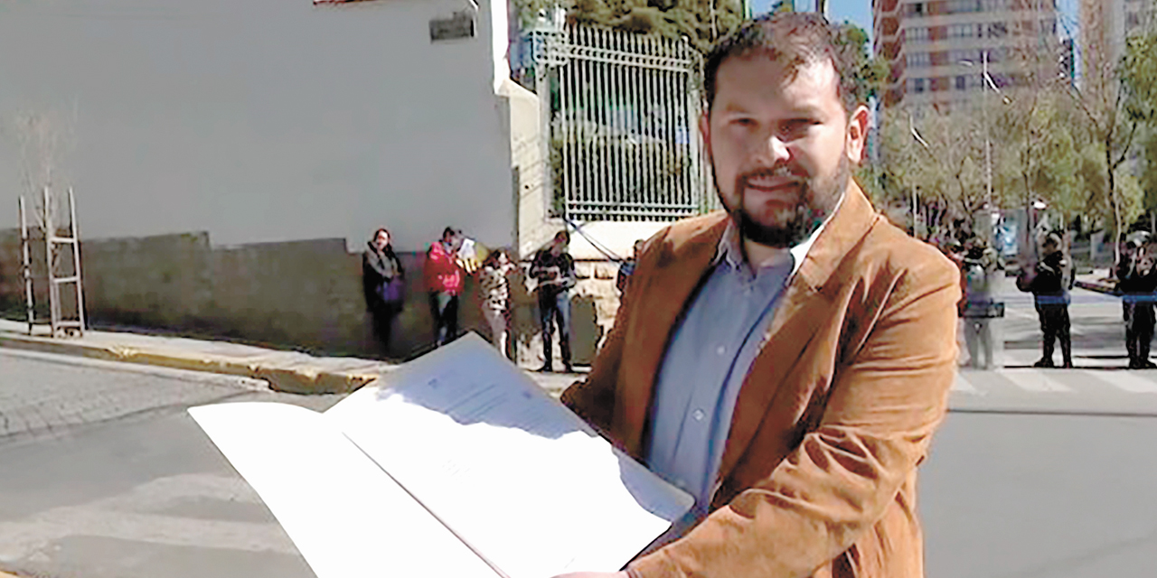 El abogado Navarro muestra la demanda antes de presentarla al TSE. 