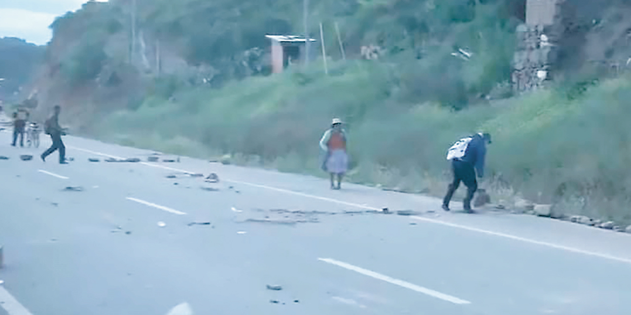 Desbloqueo en una vía de Tarata, Cochabamba.