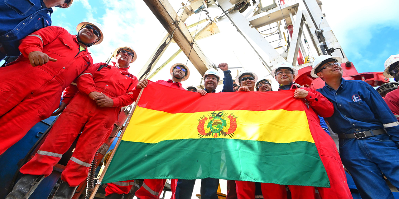 El presidente Luis Arce en en el campo de gas Churumas, en Padcaya, Tarija.