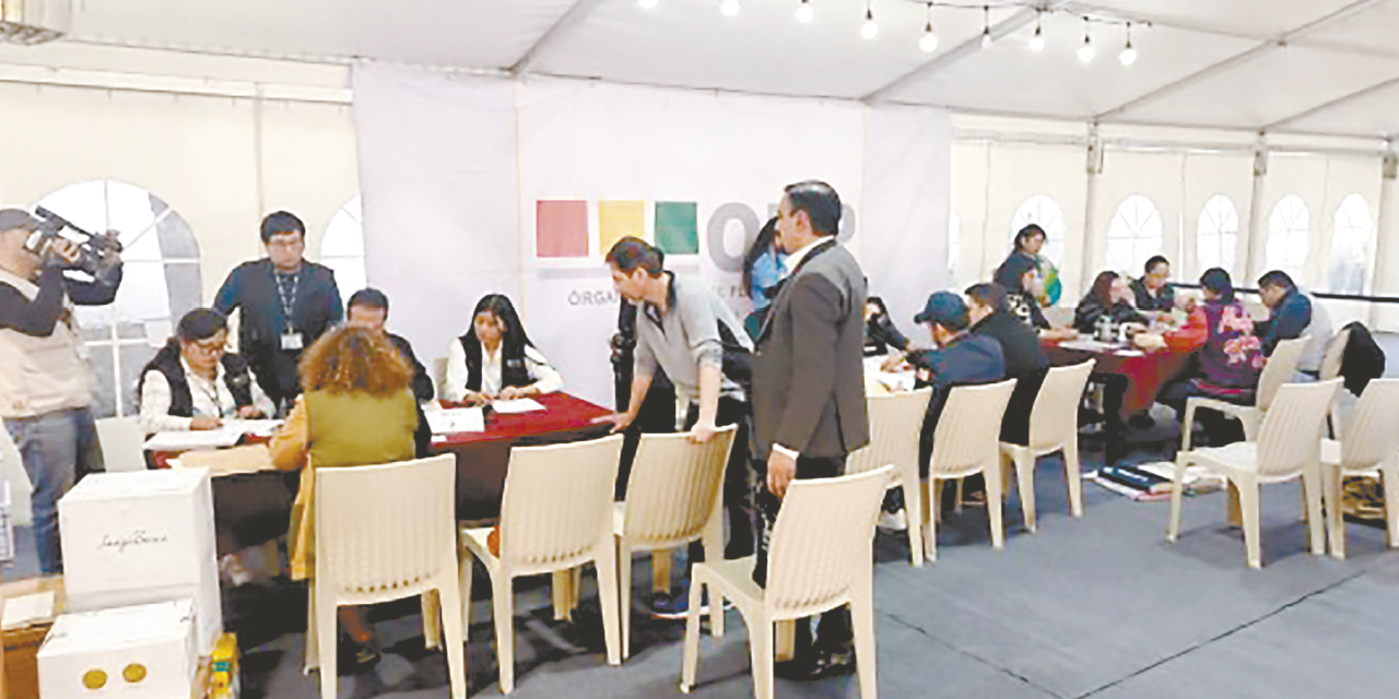 Registro de candidaturas en el TSE, en mayo.