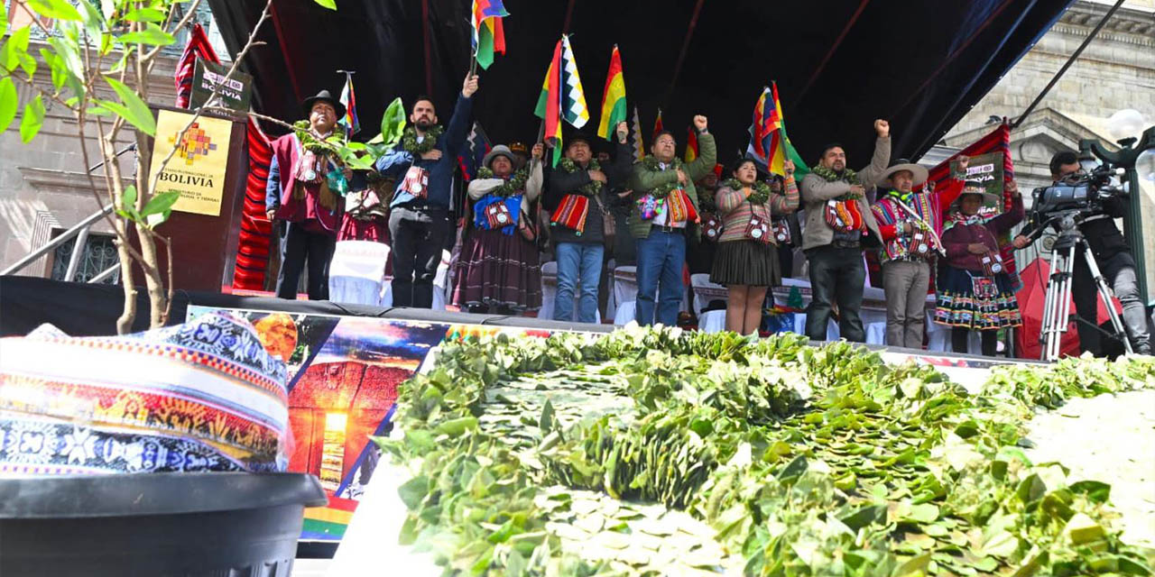 Autoridades del Gobierno conmemoran el Día Nacional del Acullico, en la plaza Murillo. 