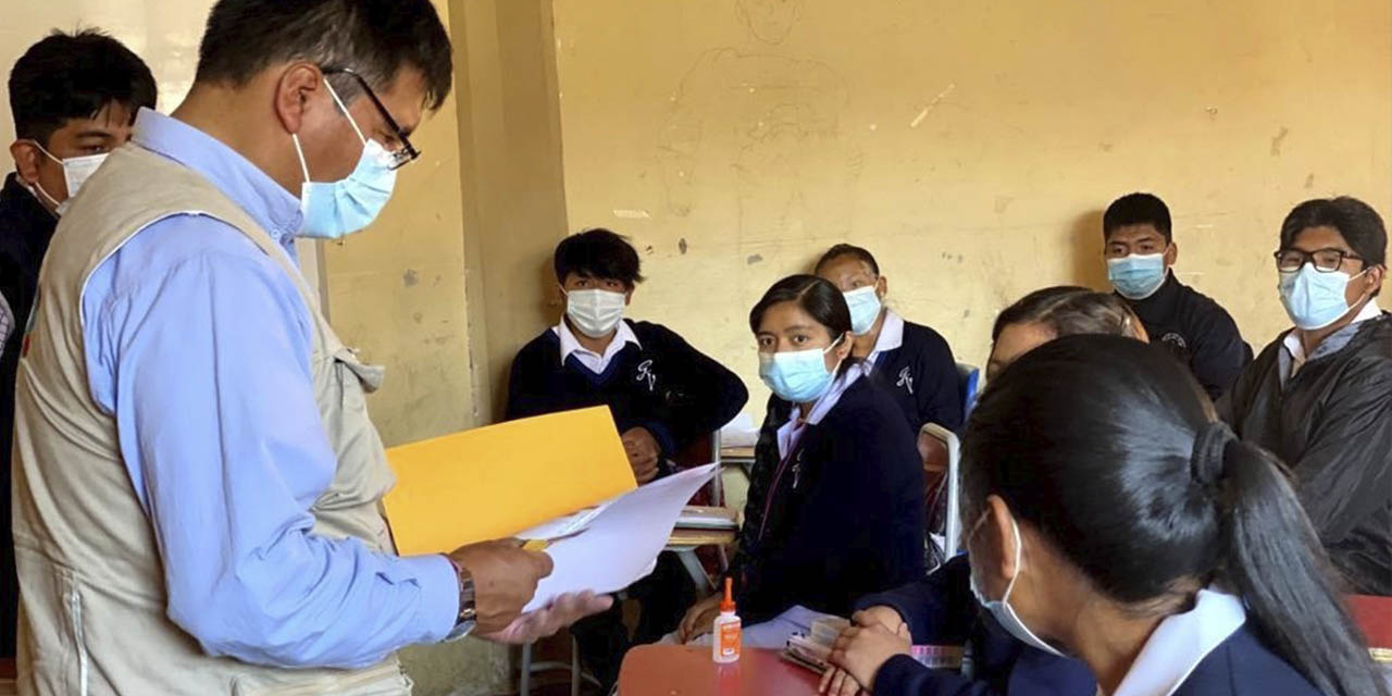 Estudiantes con implementos de bioseguridad, en clases.