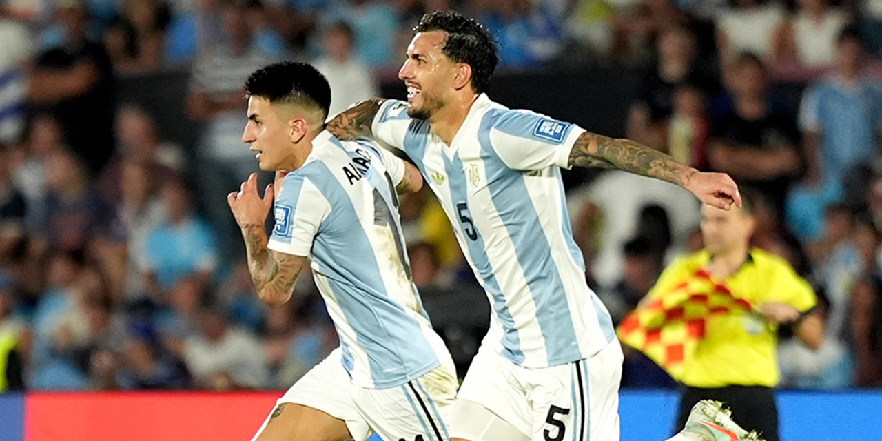 Thiago Almada (11) y Leandro Paredes (5) celebran la victoria argentina.-