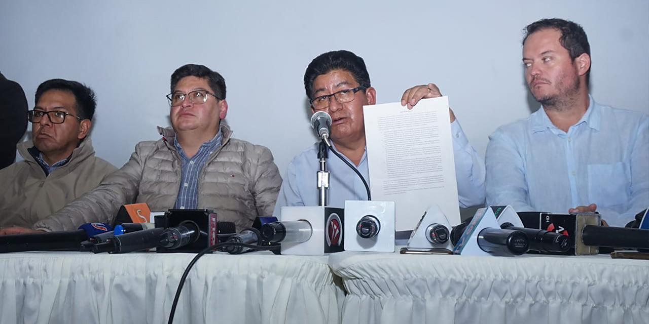 El ministro de Obras Públicas, Édgar Montaño, muestra el acta firmada ayer.