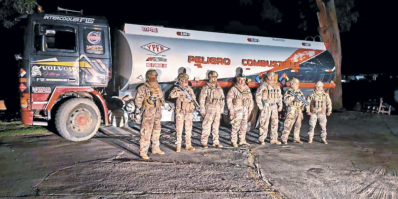 Efectivos militares custodian un camión cirterna con combustible.