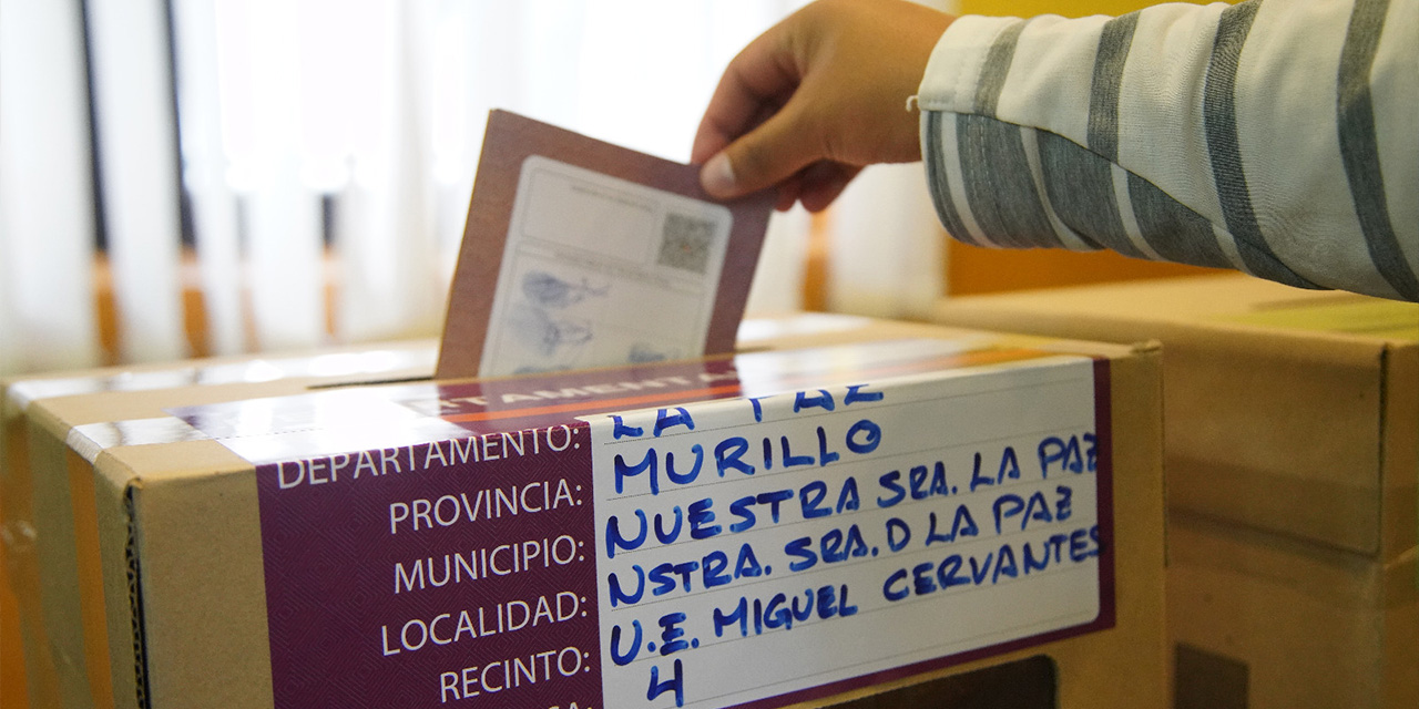 El voto en un ánfora, en una elección pasada.