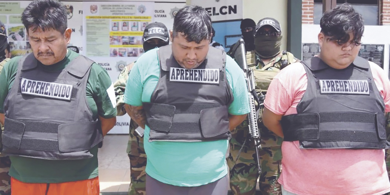 Dos de cinco aprehendidos por la comercialización de paquetes con droga.