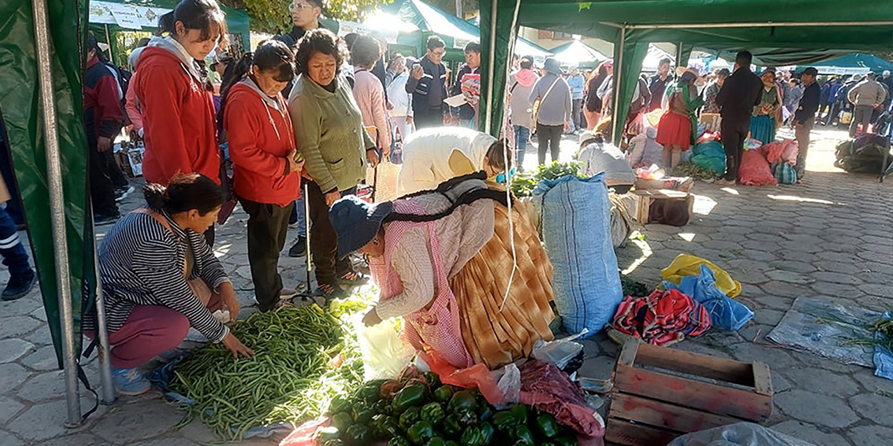 Alrededor de 50 productores ofrecerán sus productos frescos en cada feria. 
