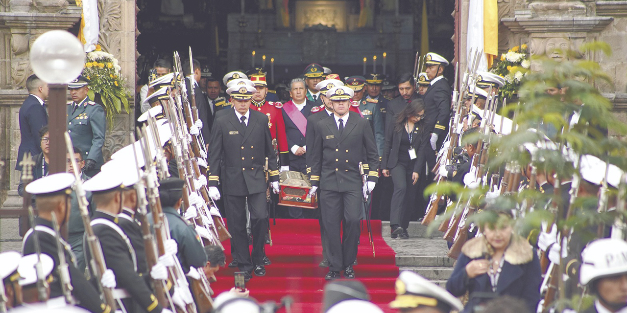 El traslado de los restos de Eduardo Avaroa de la Catedral de San Francisco, La Paz.