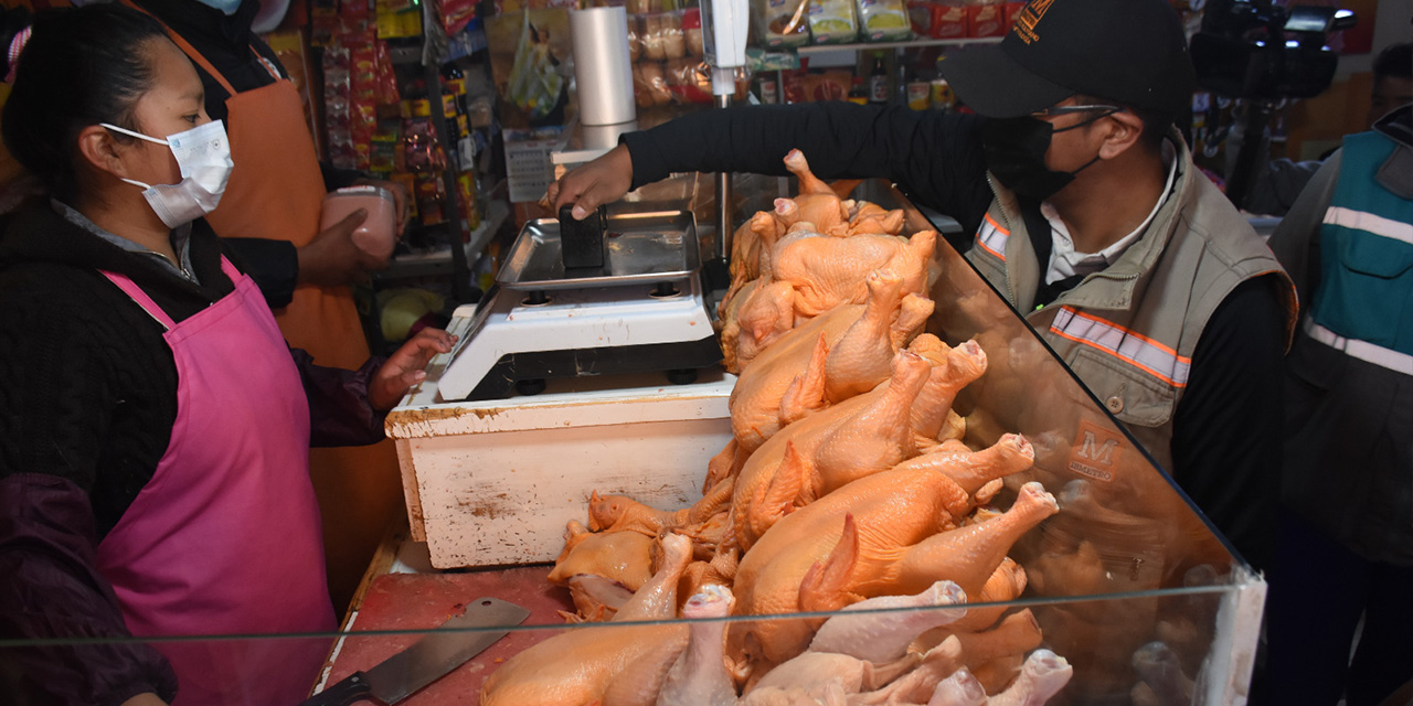 Los comerciantes que excedan el precio del kilo de pollo serán sujetos a enfrentar sanciones.
