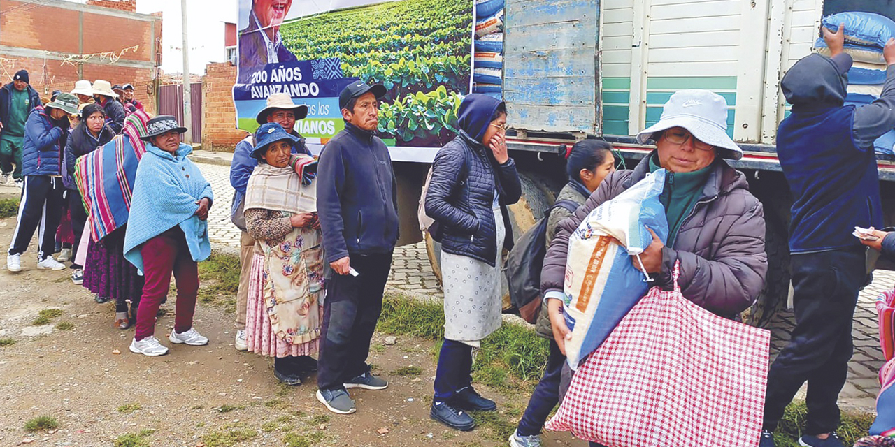 Una de las visitas de los camiones a las provincias paceñas. 