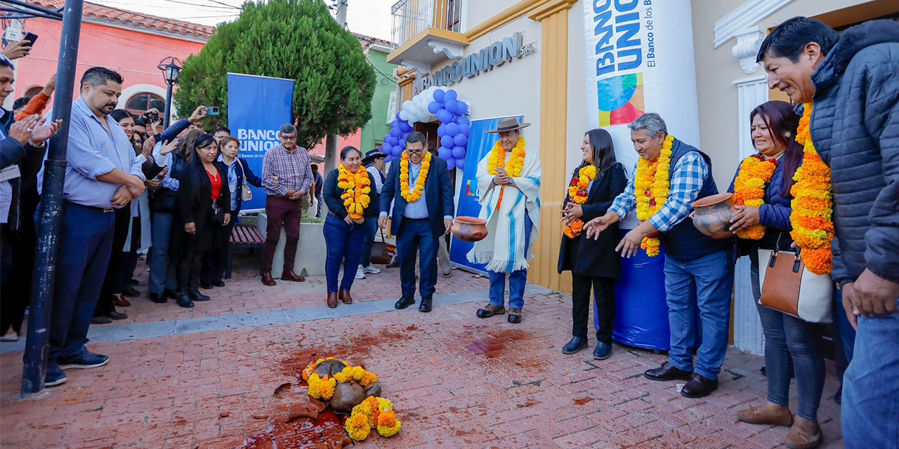 Lucho inaugura la agencia del Banco Unión en Padcaya y entrega otras obras en Tarija, El Puente y en Yunchará
