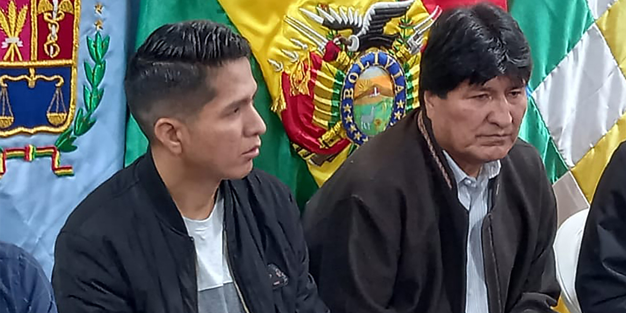 El presidente del Senado, Andrónico Rodríguez (izq.), junto a Evo Morales.