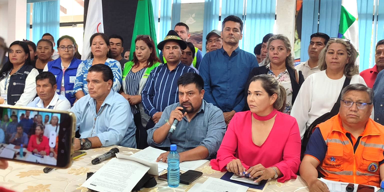El ministro Yamil Flores Lazo lidera la primera sesión de la Comisión Ad Hoc.