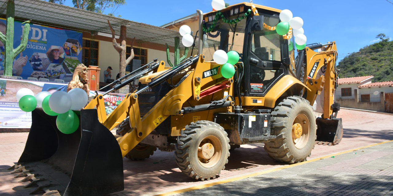 Entrega de maquinaria para la construcción de atajados y bebederos para el consumo de ganado bovino en el municipio de Pasorapa, Cochabamba. Foto: FDI