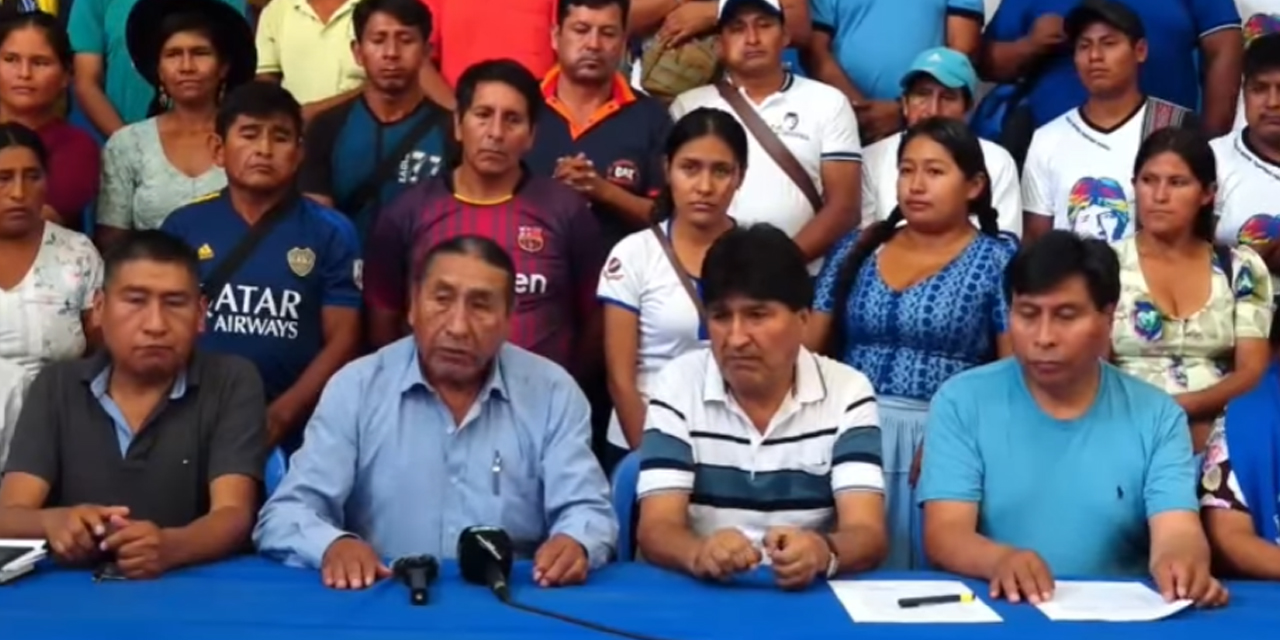 Eliseo Rodríguez (izq.) junto a Evo Morales.