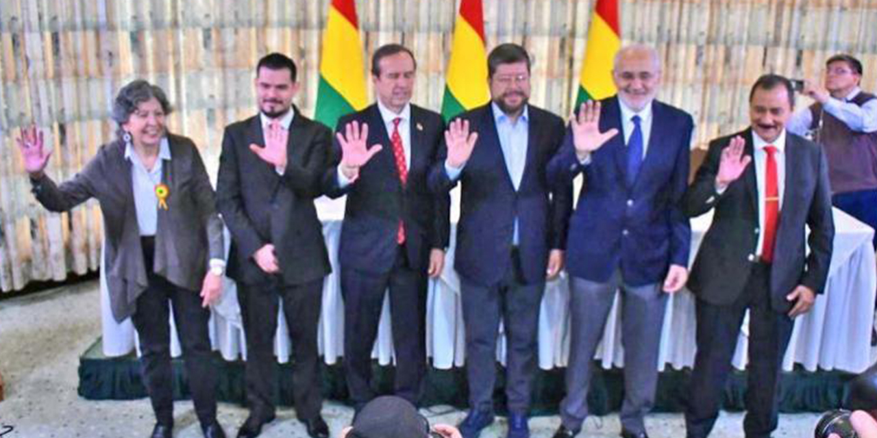 Políticos del bloque de derecha.