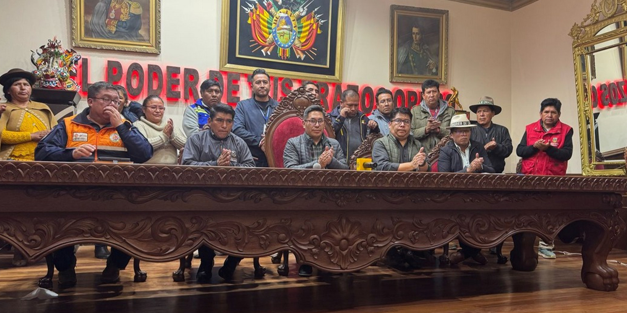 La comisión ad hoc de Oruro durante una evaluación de la reunión.