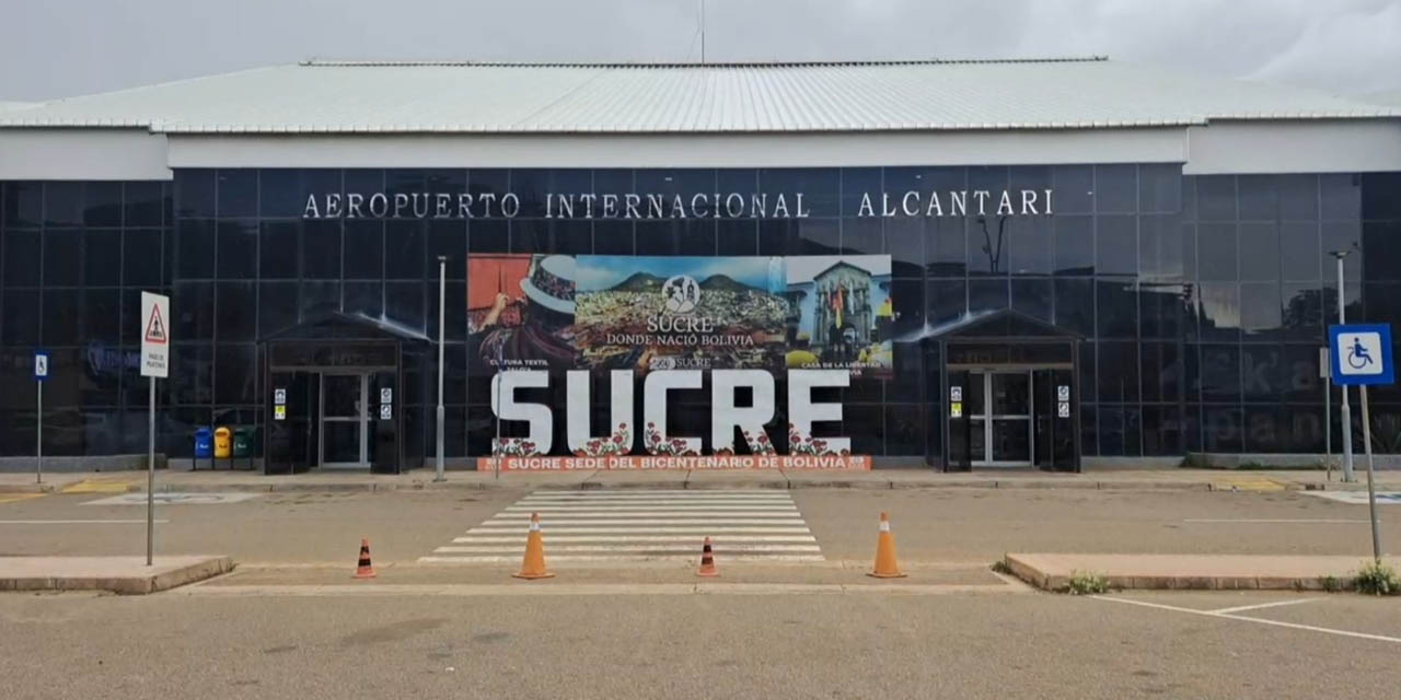 Aeropuerto Internacional de Alcantarí en la ciudad de Sucre (Chuquisaca), capital de Bolivia. Captura: Naabol
