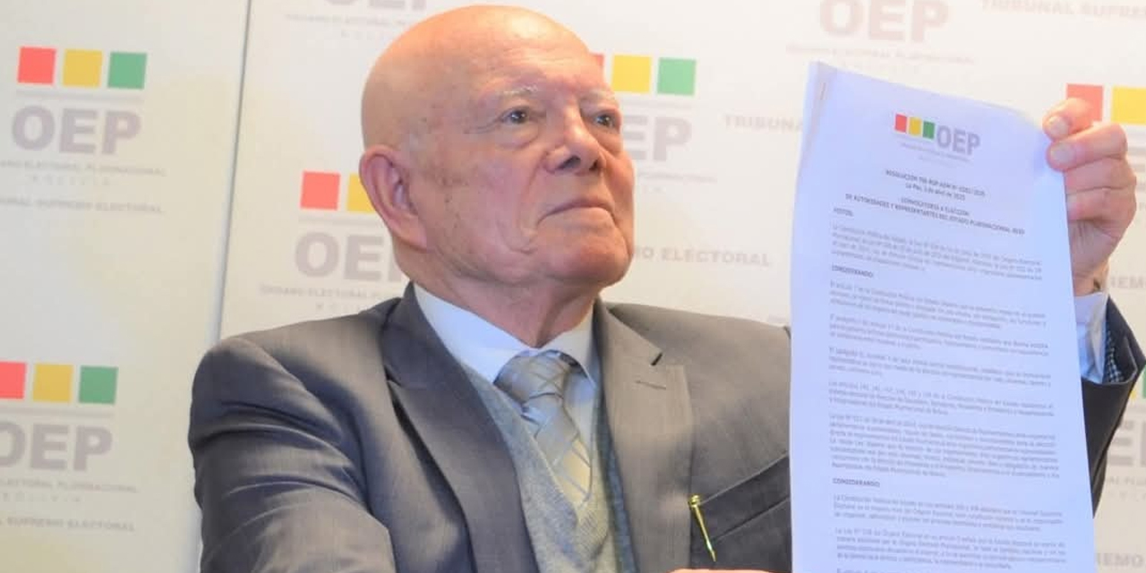 El presidente del Tribunal Supremo Electoral (TSE), Óscar Hassenteufel, sostiene la convocatoria a las elecciones generales del 17 de agosto. Foto: TSE