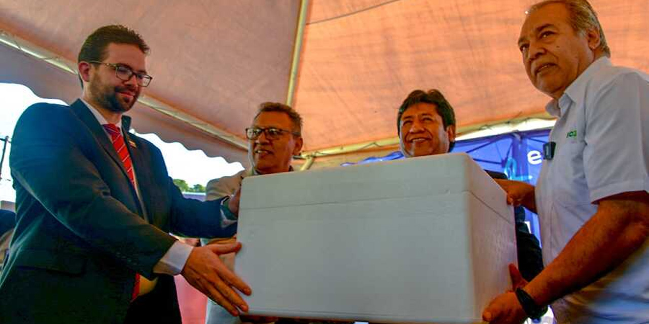 El embajador de la República Bolivariana de Venezuela en Bolivia, César Trómpiz (centro), entregó las dosis a autoridades bolivianas.