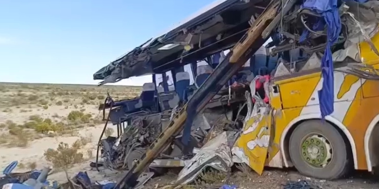 El bus de la compañía Flecha Norte Bus, que se dirigía de Uyuni a Oruro.