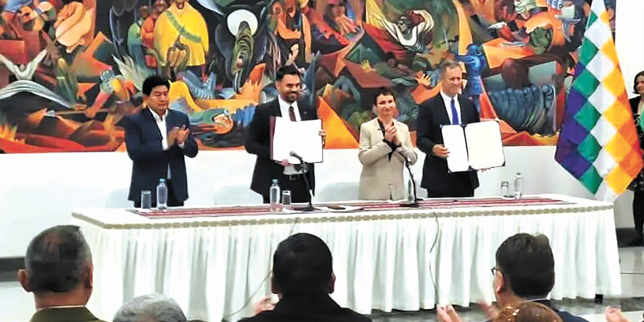 Los ministros de Bolivia y Chile durante el acto en la Casa Grande del Pueblo.