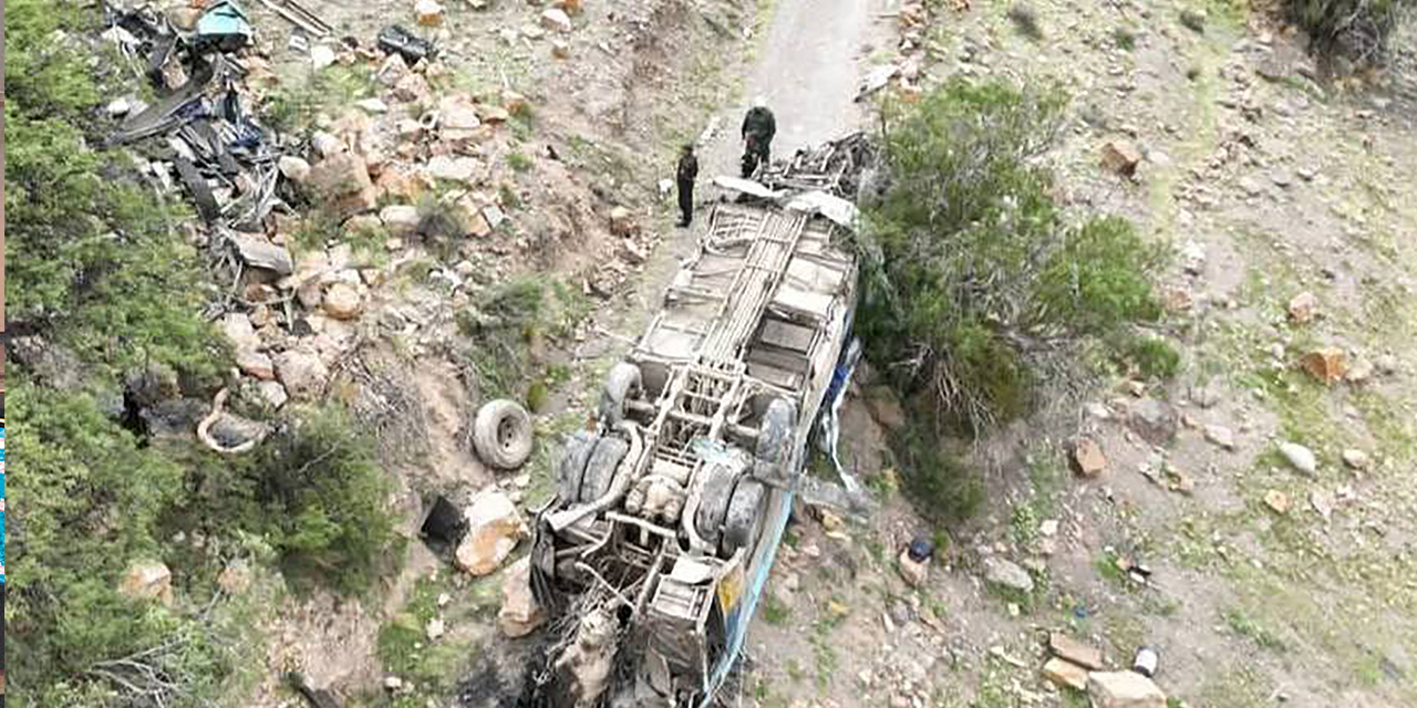 Embarrancamiento de un bus de transporte público en la carretera  Potosí-Oruro.