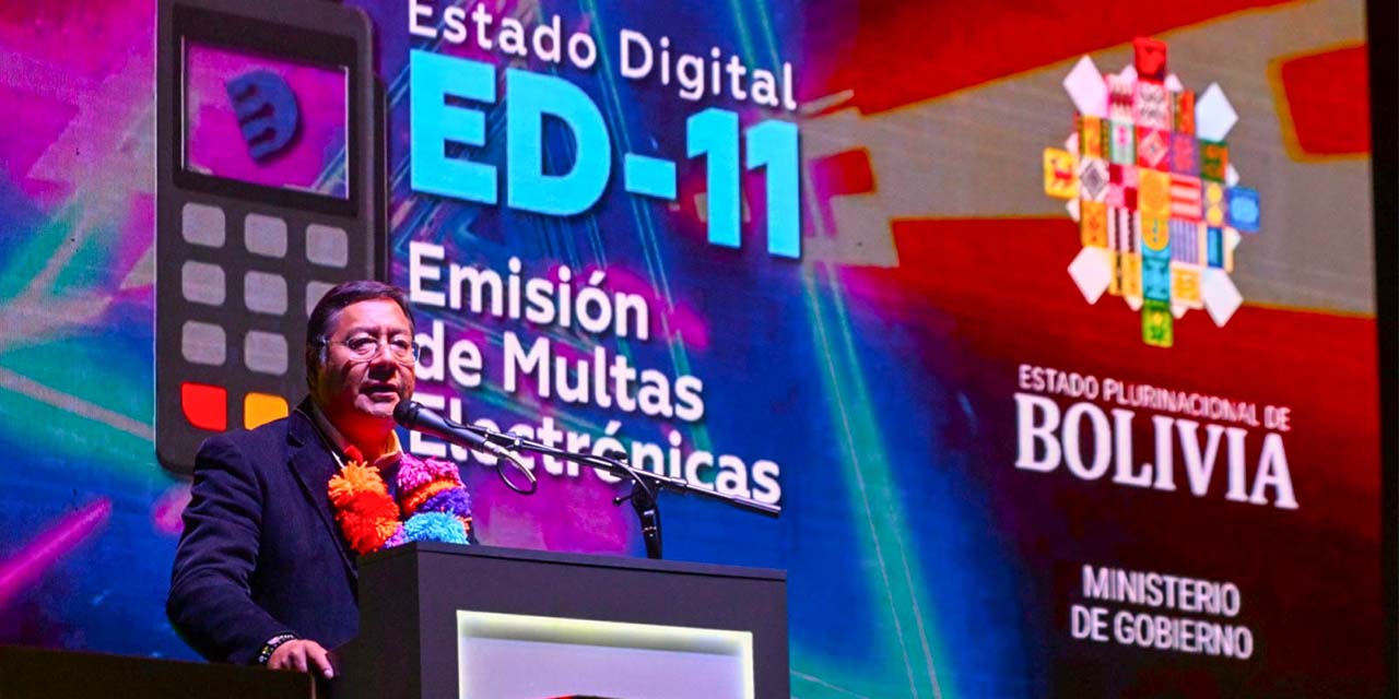 El presidente Luis Arce exhibe uno de los 1.000 dispositivos para el cobro de multas electrónicas.