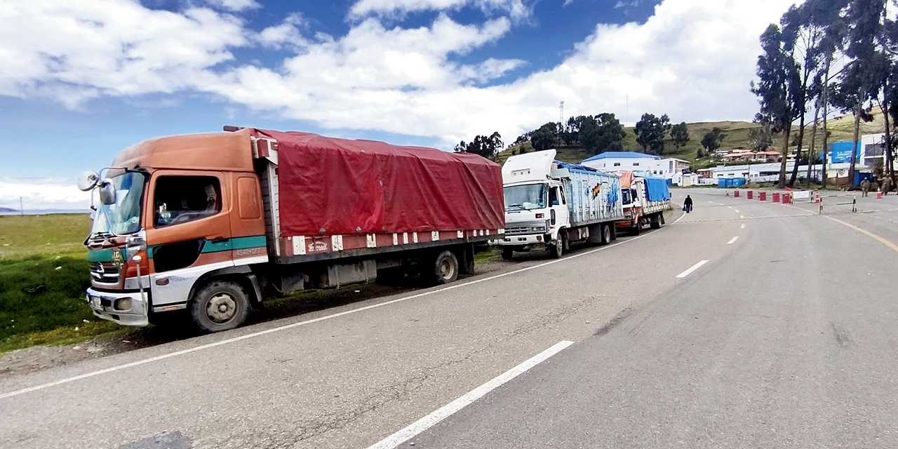 Camiones comisados con mercadería de contrabando en puntos fronterizos.