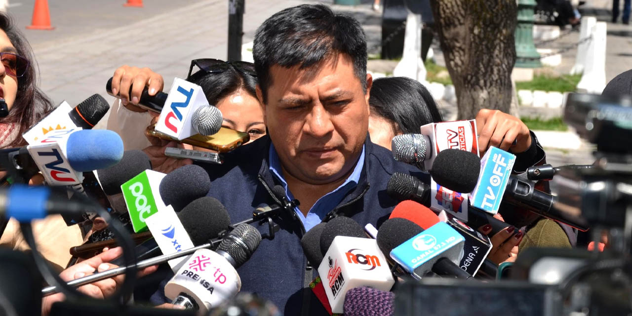 El ministro de Desarrollo Rural y Tierras, Yamil Flores, en contacto con la prensa local. Foto: Archivo.