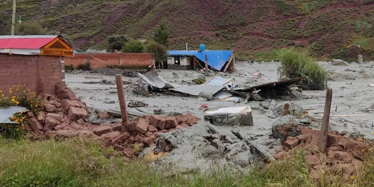 Una mazamorra sepulta más de 40 viviendas y el Gobierno envía ayuda