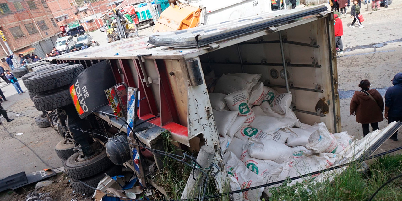 Los dos camiones que colisionaron en la zona de Chiquiaguillo Foto: RRSS