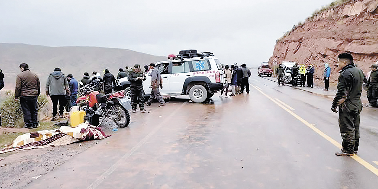 Bomberos de la Policía ayudan en un accidente de tránsito en carretera.