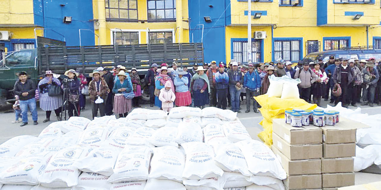 Alimentos de primera necesidad para familias damnificadas por las intensas lluvias.