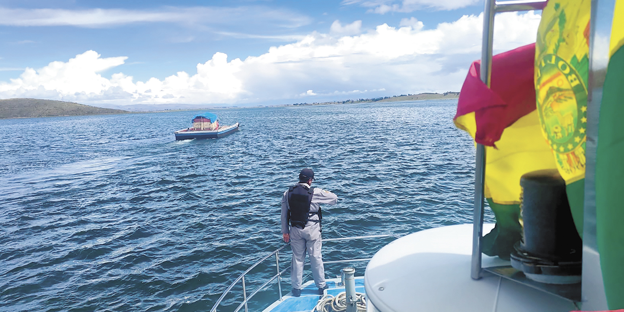 Efectivos de las FFAA comisaron mercadería de contrabando en el lago Titicaca.