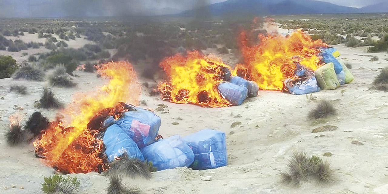 Productos de contrabando incinerados por efectivos militares, en la lucha contra el contrabando.