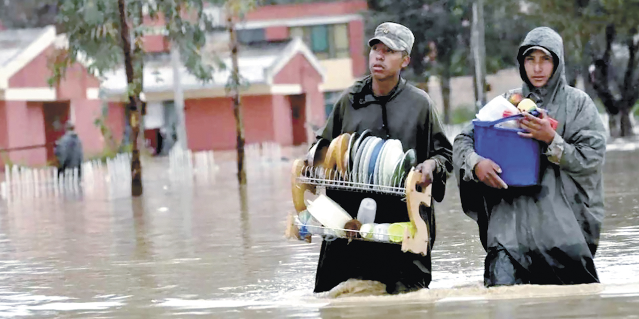 Militares en tareas de apoyo a los damnificados.