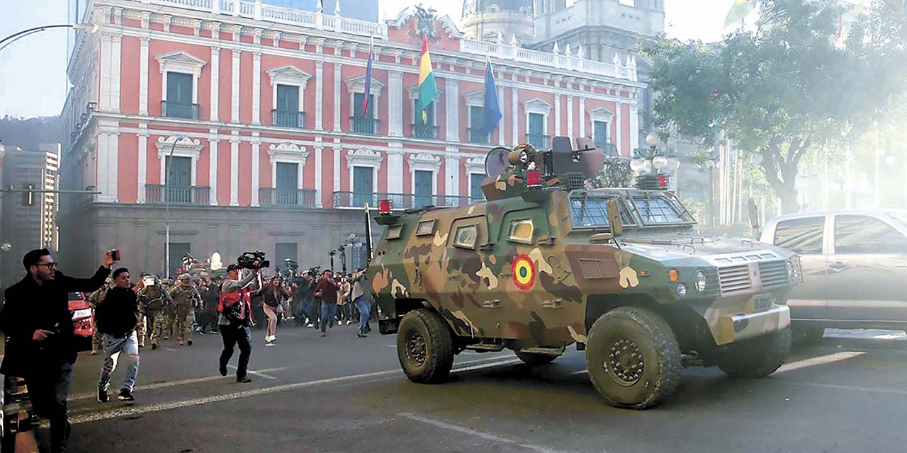 Militares toman la plaza Murillo.