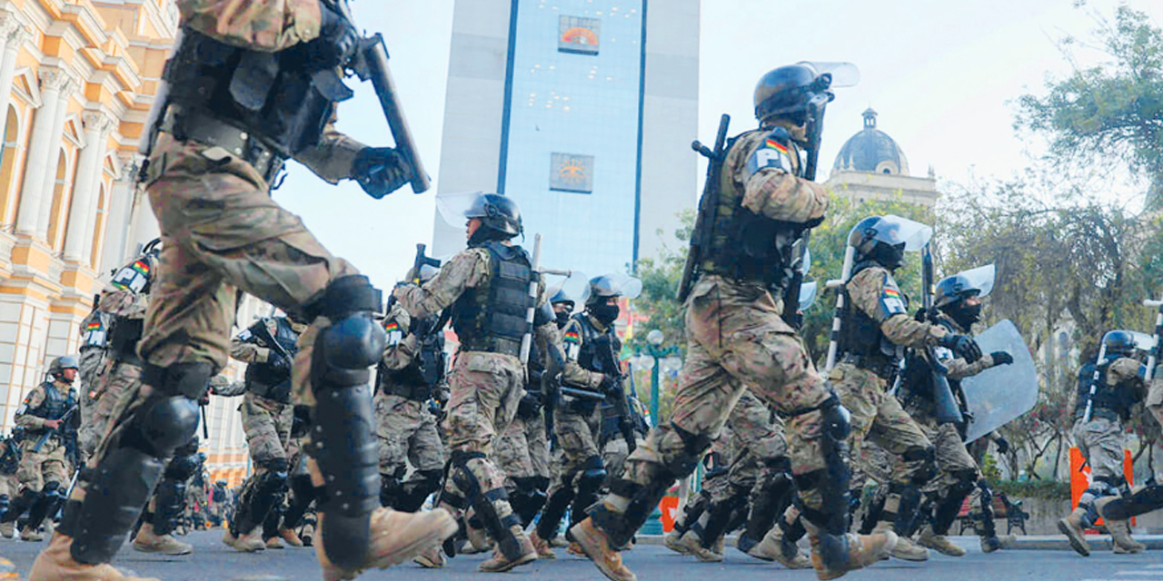Militares toman la plaza Murillo en un intento de golpe de Estado.