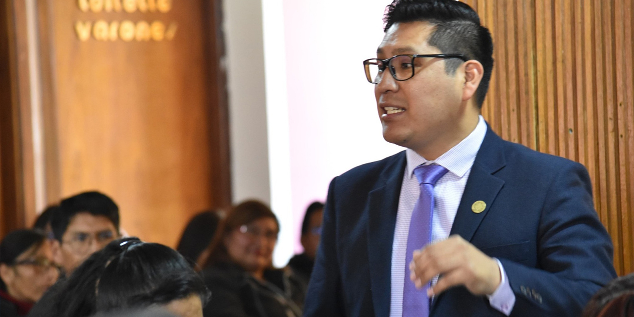 El procurador general Ricardo Condori durante el seminario en la ciudad de Oruro.