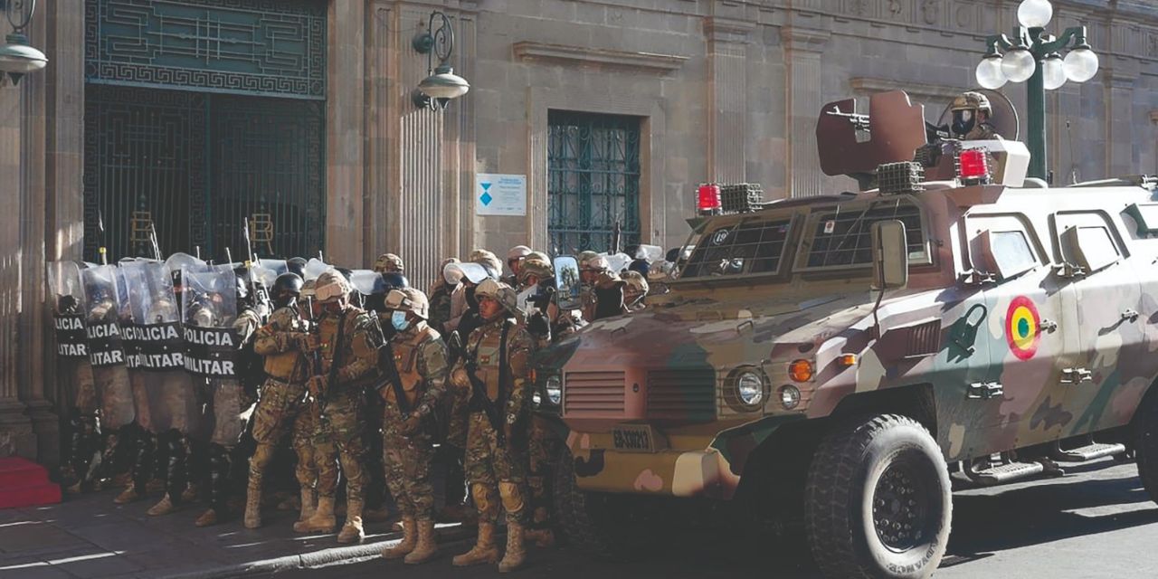 Militares encapuchados en la plaza Murillo con tanquetas y armamento pesado.